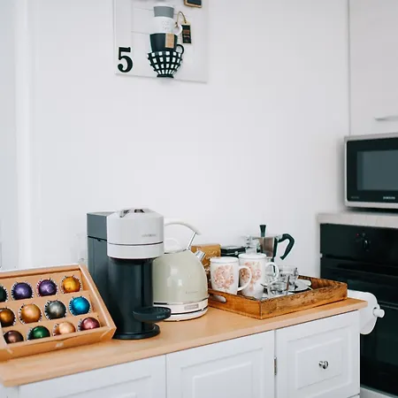 Lora Feathers Suite, Free Parking, Self Check In,4 Apartman *