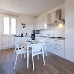 Lora Feathers Suite 4, Free Private Parking, Self Check-In Apartment Como