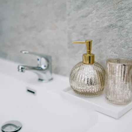 Lora Feathers Suite, Free Parking, Self Check In,4 קומו