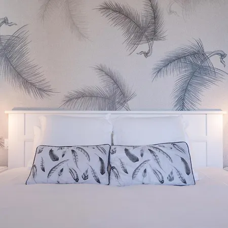 Lora Feathers Suite, Free Parking, Self Check In,4 *