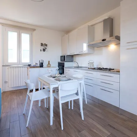 Lora Feathers Suite, Free Parking, Self Check In,4 Apartment Como