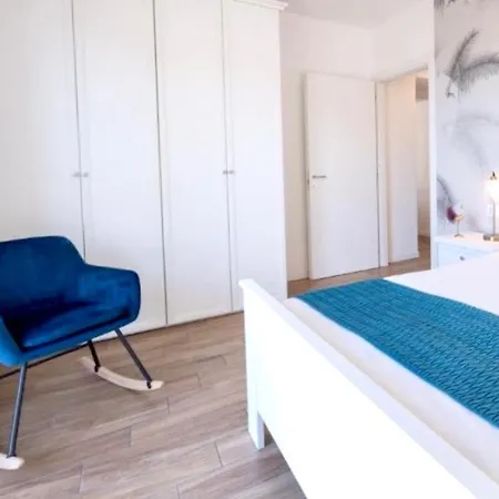 Lora Luxury 4, Free Private Parking, Self Check-in, Air Conditioner アパート コモ