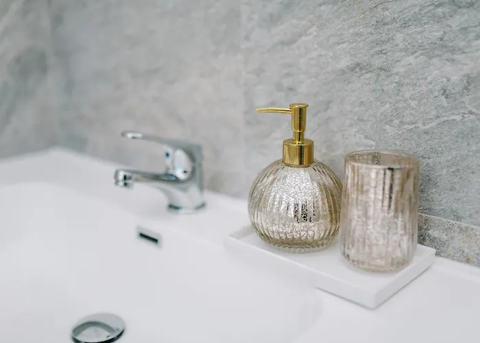 Lora Feathers Suite, Free Parking, Self Check In,4 Como